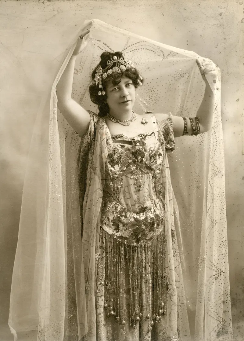Adelaide Herrmann — Portrait of the Queen, Sarony / period studio portrait