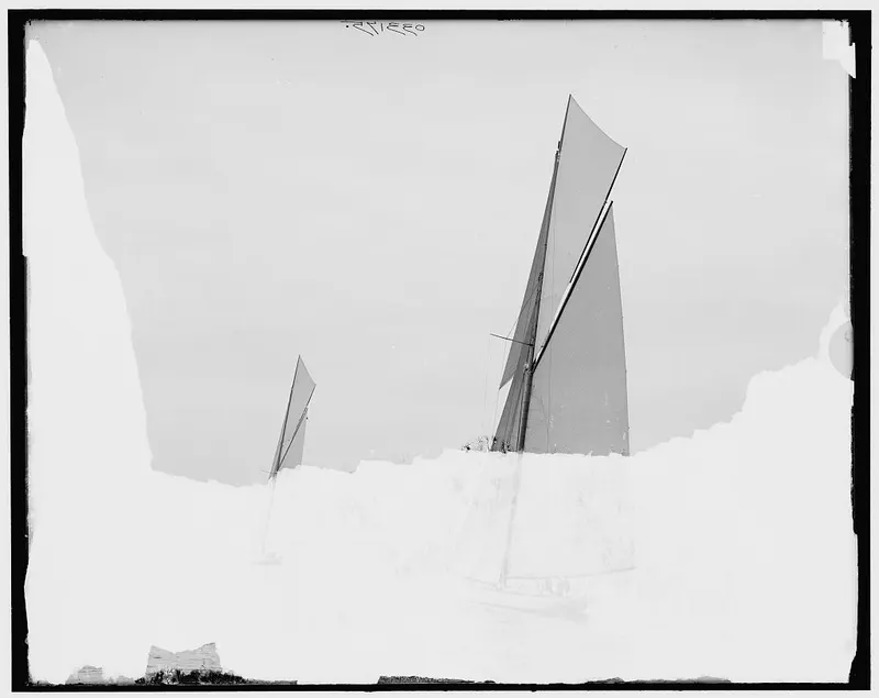 Reliance and Shamrock III just after start, Detroit Publishing Co.