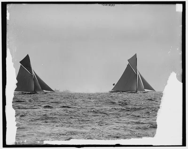 Reliance and Shamrock III maneuvering for the start, Detroit Publishing Co.